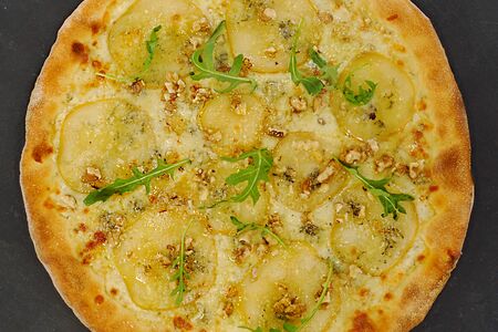 Пицца с грушей и горгонзолой