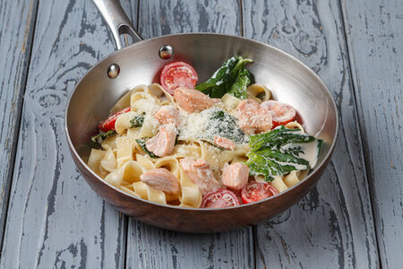 Тальятелле с форелью, шпинатом и томатами черри