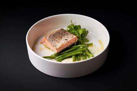 Лосось с фасолью и соусом из эстрагона