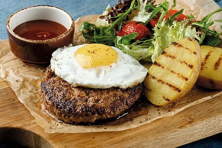 Бифштекс с яйцом