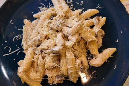 Пенне с курицей и грибами в сливочном соусе