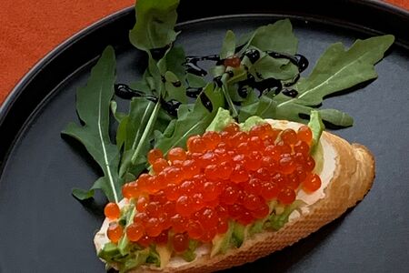 Брускетта с икрой