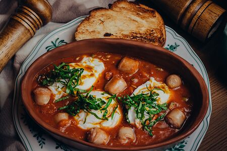 Шакшука с куриными колбасками и яйцом пашот