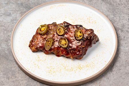 Свиные ребра в соусе барбекю с халапеньо