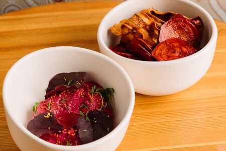 Хумус из свеклы, чипсы из свеклы и моркови