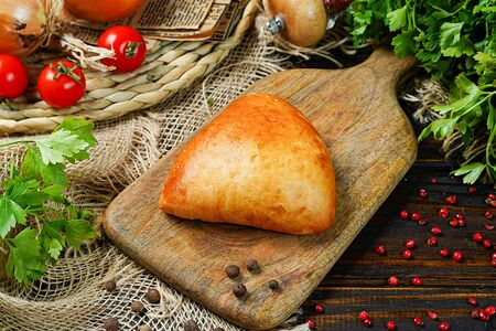 Печёный пирожок с капустой