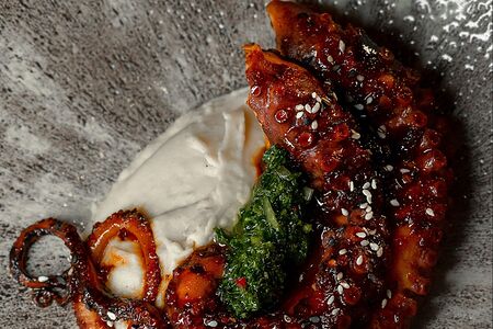 Осьминог с кремом из белой фасоли