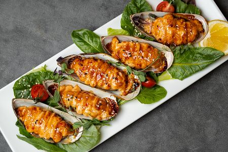 Мидия под соусом масаго