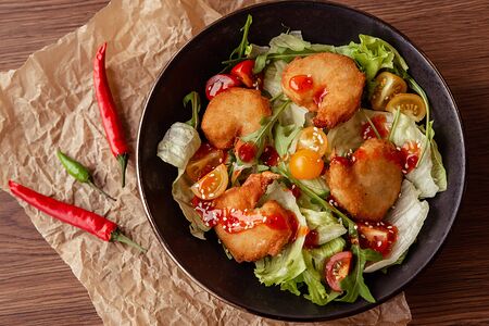 Салат Цезарь с креветками темпура