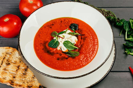 Суп томатный с сыром страчателла и хлебом чиабатта