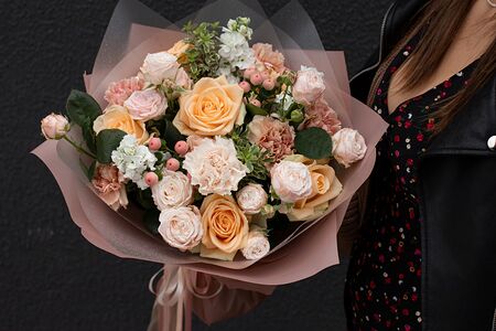 Букет цветов из кустовых роз, диантусов и зелени Любимый десерт