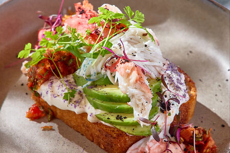 Тост с крабом, авокадо и томатами