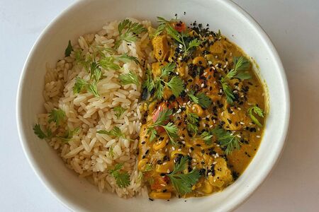 Курица карри на кокосовом молоке с рисом