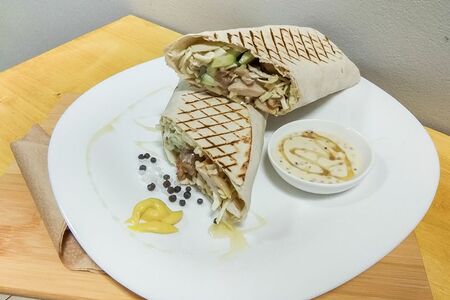 Пижон из Дижона - шаверма с курицей и мягким медово-горчичным соусом по-французски