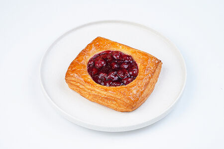 Слойка с вишней и заварным кремом