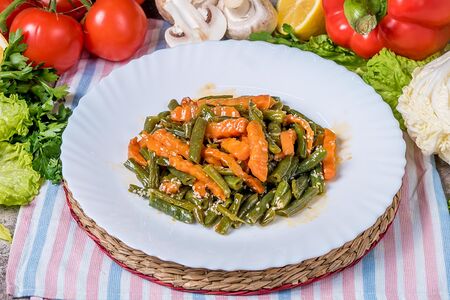 Фасоль стручковая с овощами