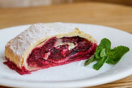 Штрудель вишневый