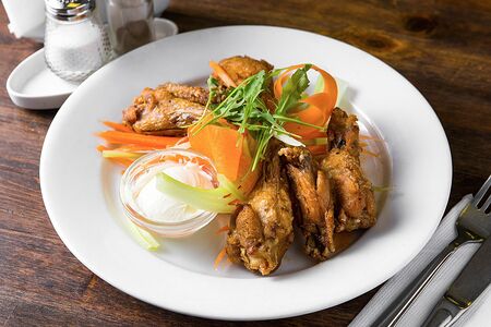 Копчёные куриные крылышки в соусе Луизиана с соусом Блю Чиз