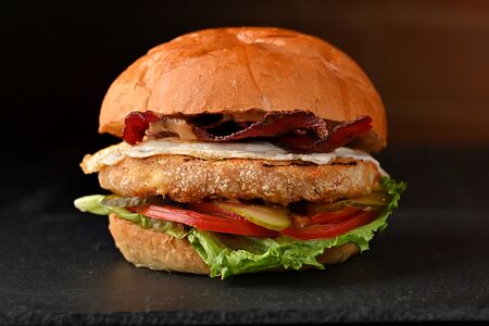 Чикенбургер с яйцом и соусом барбекю Халяль