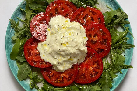 Страчателла на карпаччо из помидоров с рукколой