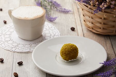 Вегетарианская бисквитная конфета Фисташка-малина