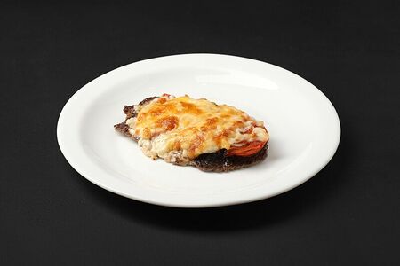 Говядина с томатами запеченная