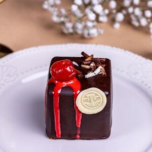 Пирожное шоколадное с вишней