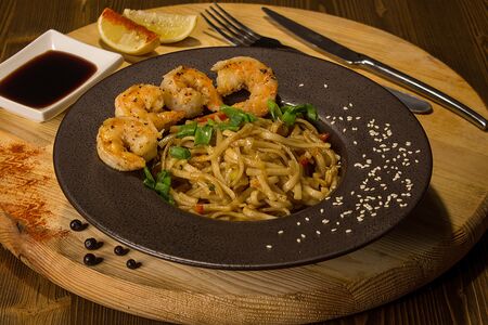 Удон с креветками