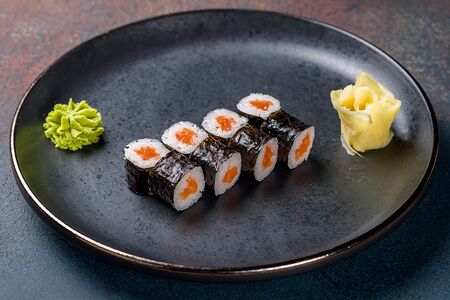 Маки с лососем