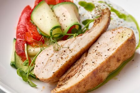 Куриная грудка с йогуртовым соусом, кабачками и печёным перцем