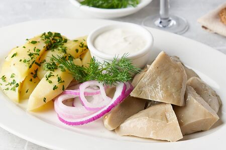 Грузди соленые с отварным картофелем