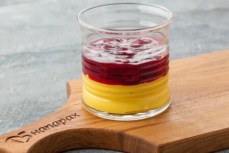 Манговый десерт с вишней