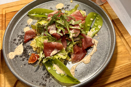 Салат из копченой утки с соусом гамандари