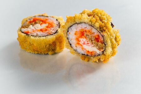 Жареный ролл с крабом