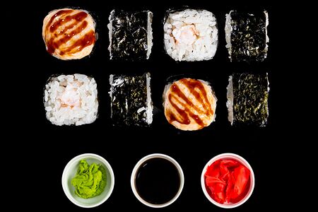 Запеченный мини-ролл с креветками