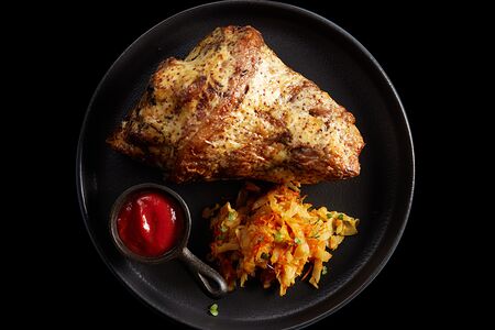 Свиная рулька с гарниром из томлёной капусты и беконом