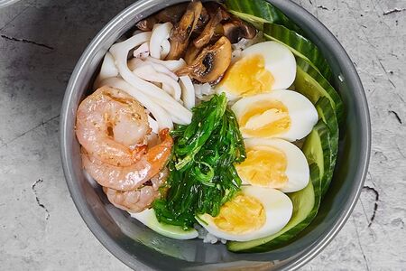 Боул с креветкой и кальмаром