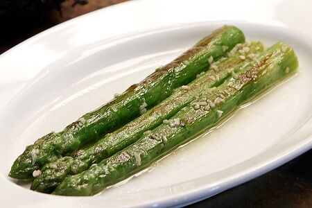 Спаржа с чесночным маслом