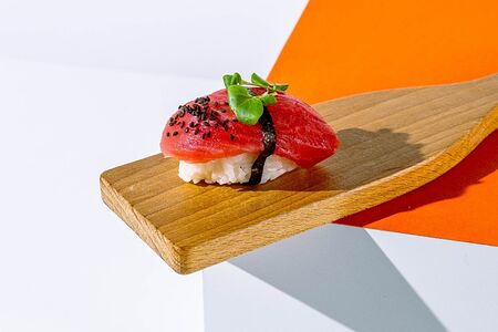 Суши с тунцом