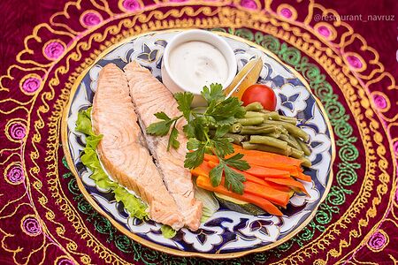 Филе семги с овощами на пару