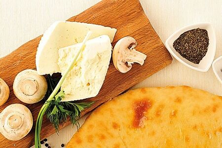 Осетинский пирог с грибами, сыром и зеленью