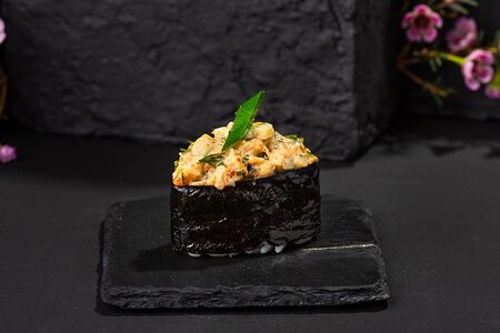 Гункан креветка спайси