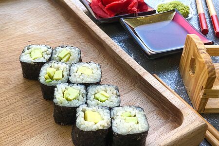 Ролл с авокадо