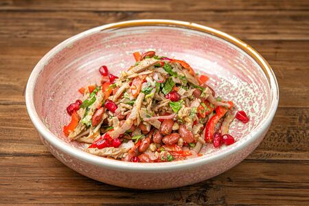 Салат с фасолью и телятиной