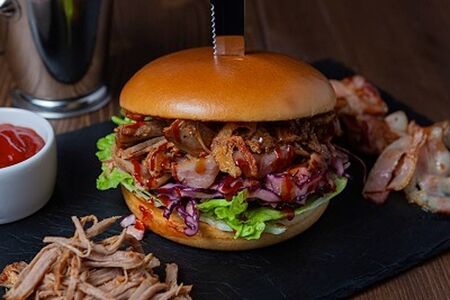 Бургер со рваной свининой