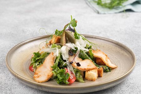 Салат Цезарь с куриной грудкой