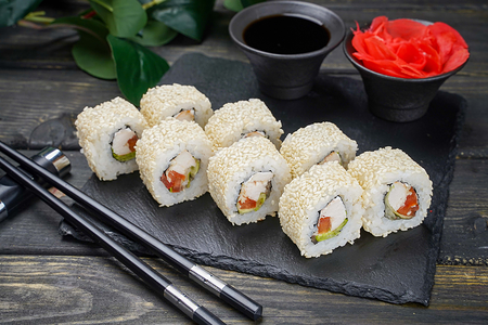 Ролл Цезарь в кунжуте