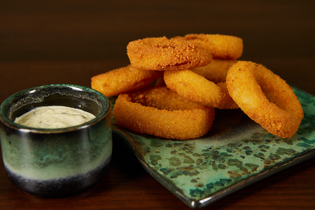 Кольца кальмара во фритюре с соусом