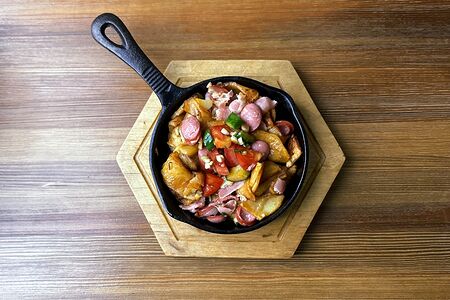 Жареный картофель с беконом и колбасками