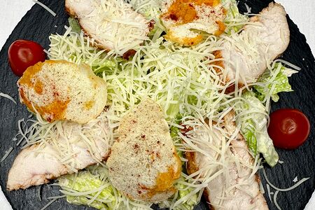 Салат Цезарь с курицей